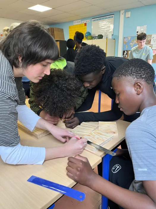 Jeunes collégiens en atelier menuiserie